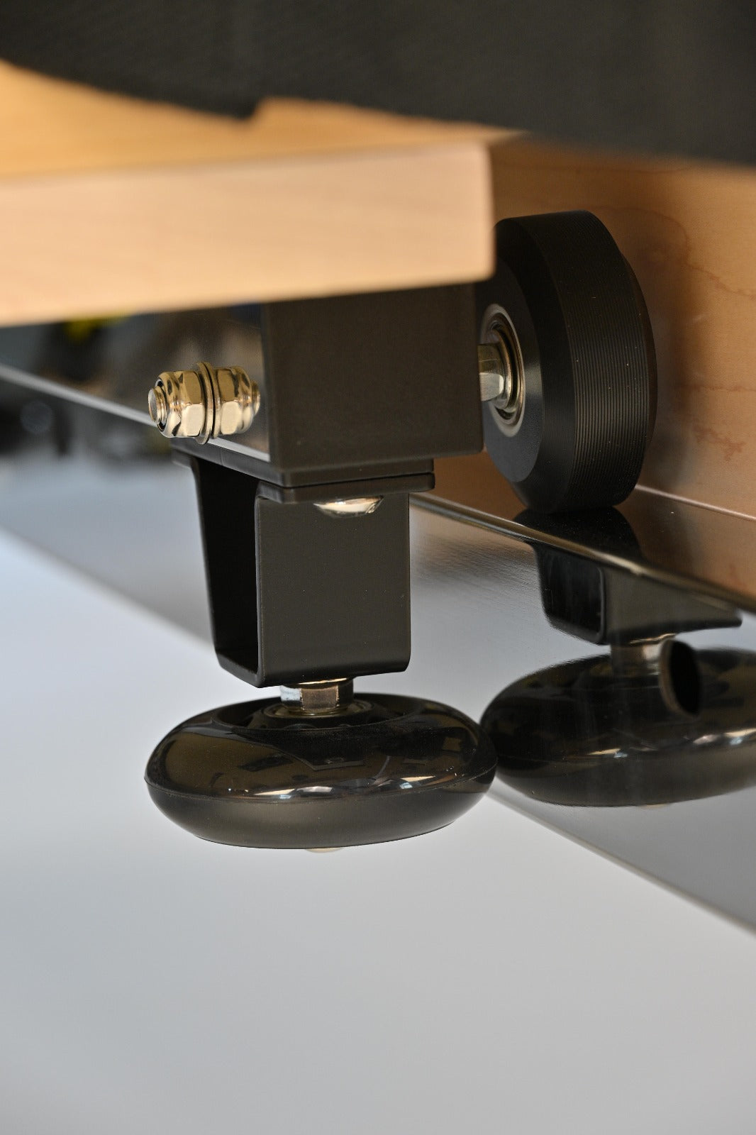 Smooth-rolling wheels and adjustable feet on the STRETCH S1 Maple Edition