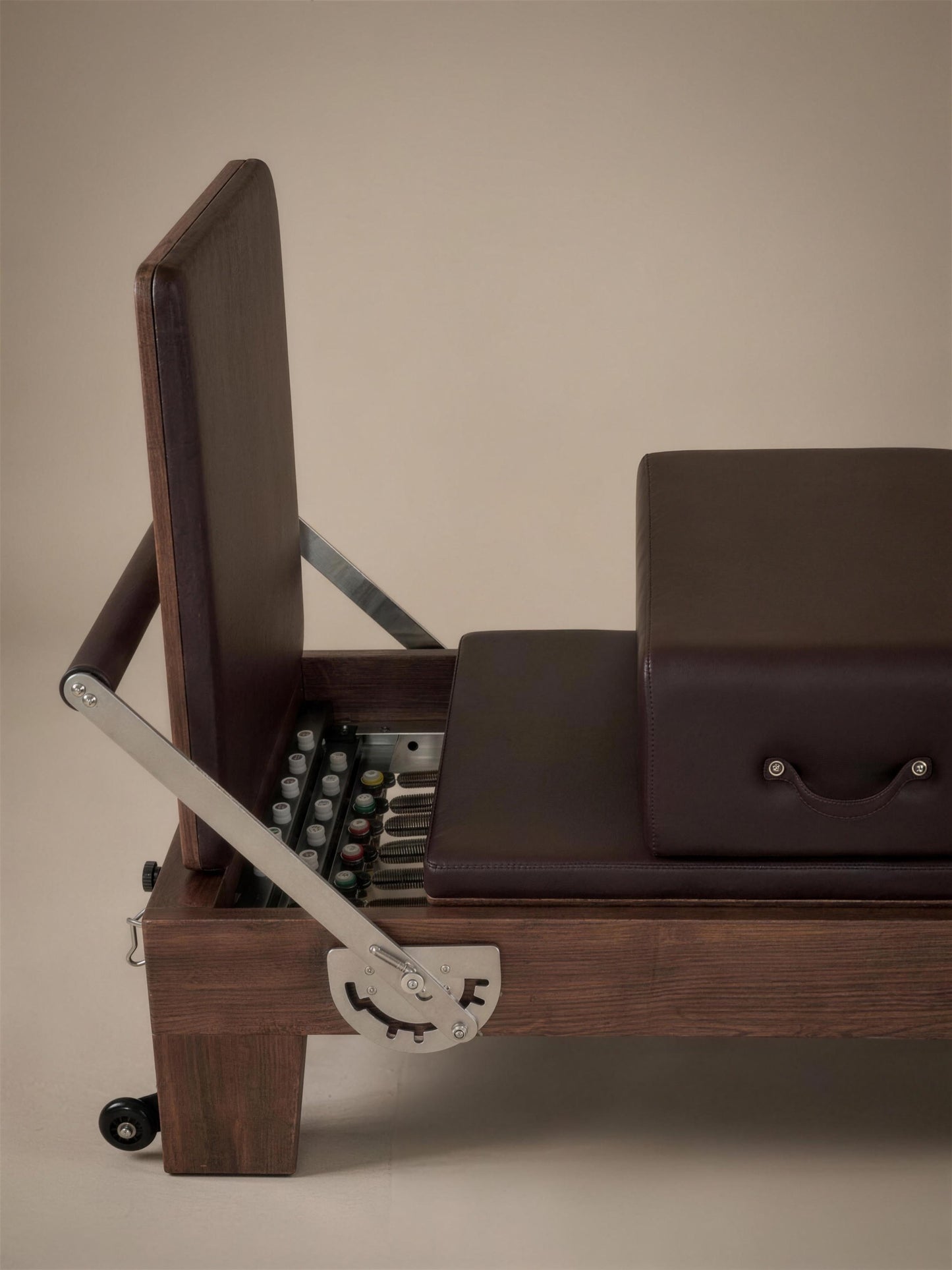 Detail veren en mechaniek van de STRETCH walnut reformer