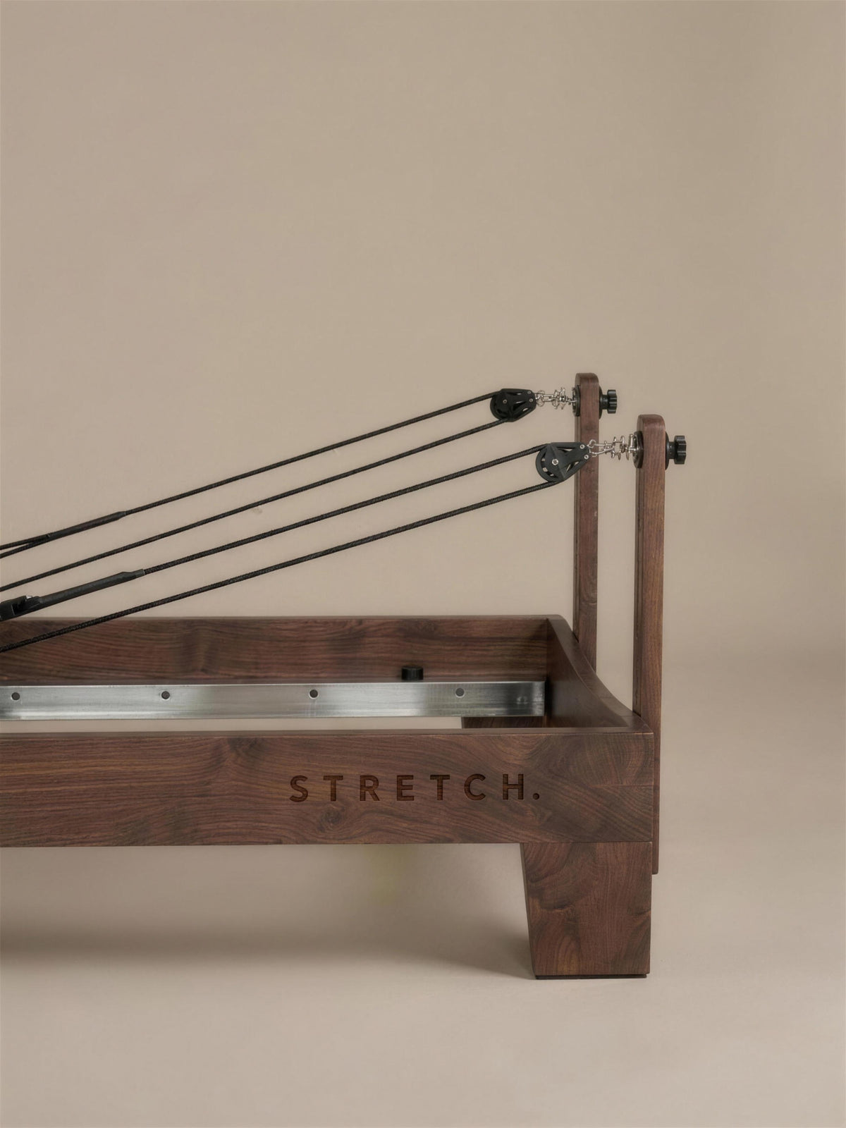 STRETCH walnut reformer, close-up van achterframe met touwen en veersysteem