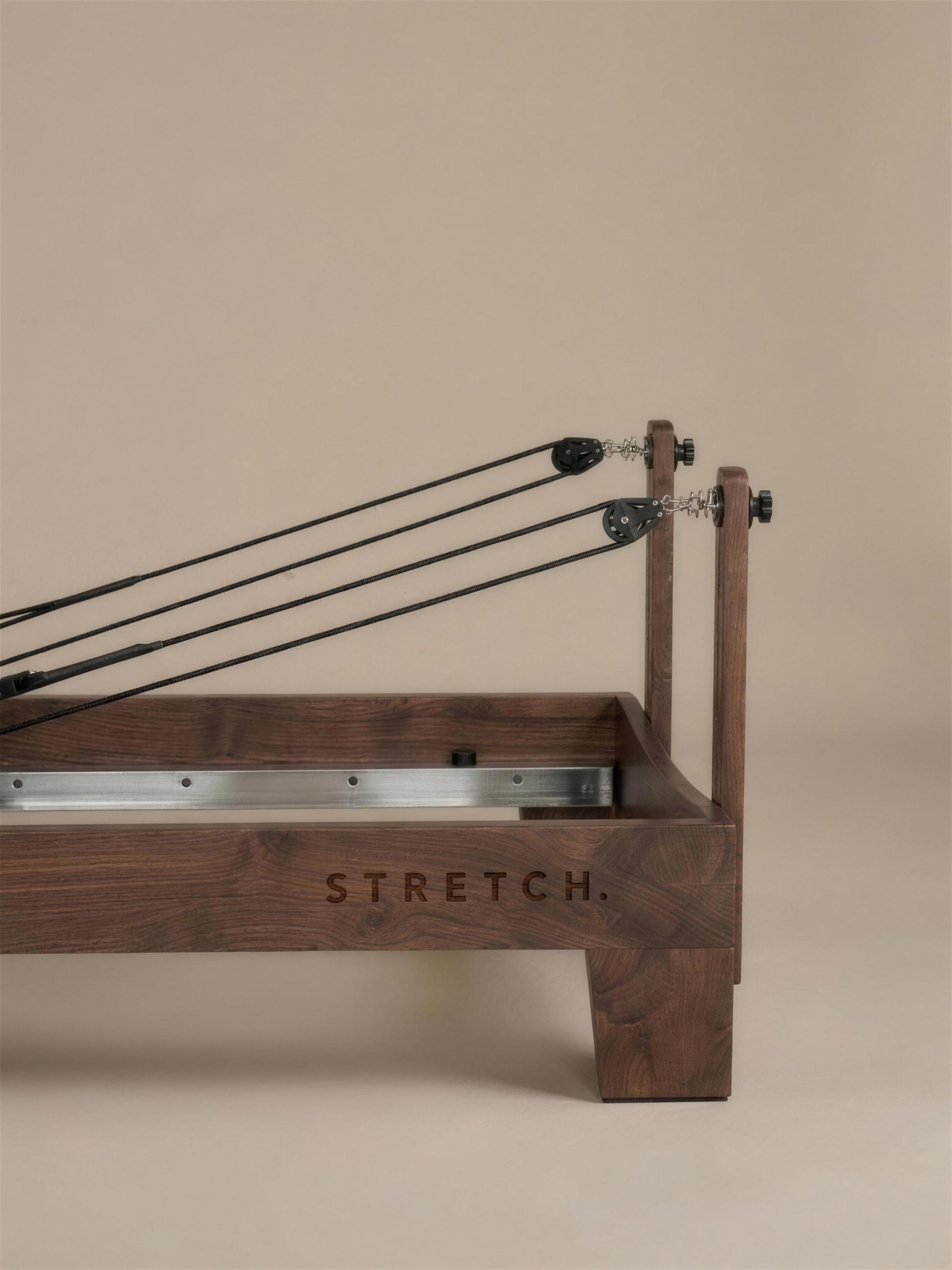 STRETCH walnut reformer, close-up van achterframe met touwen en veersysteem