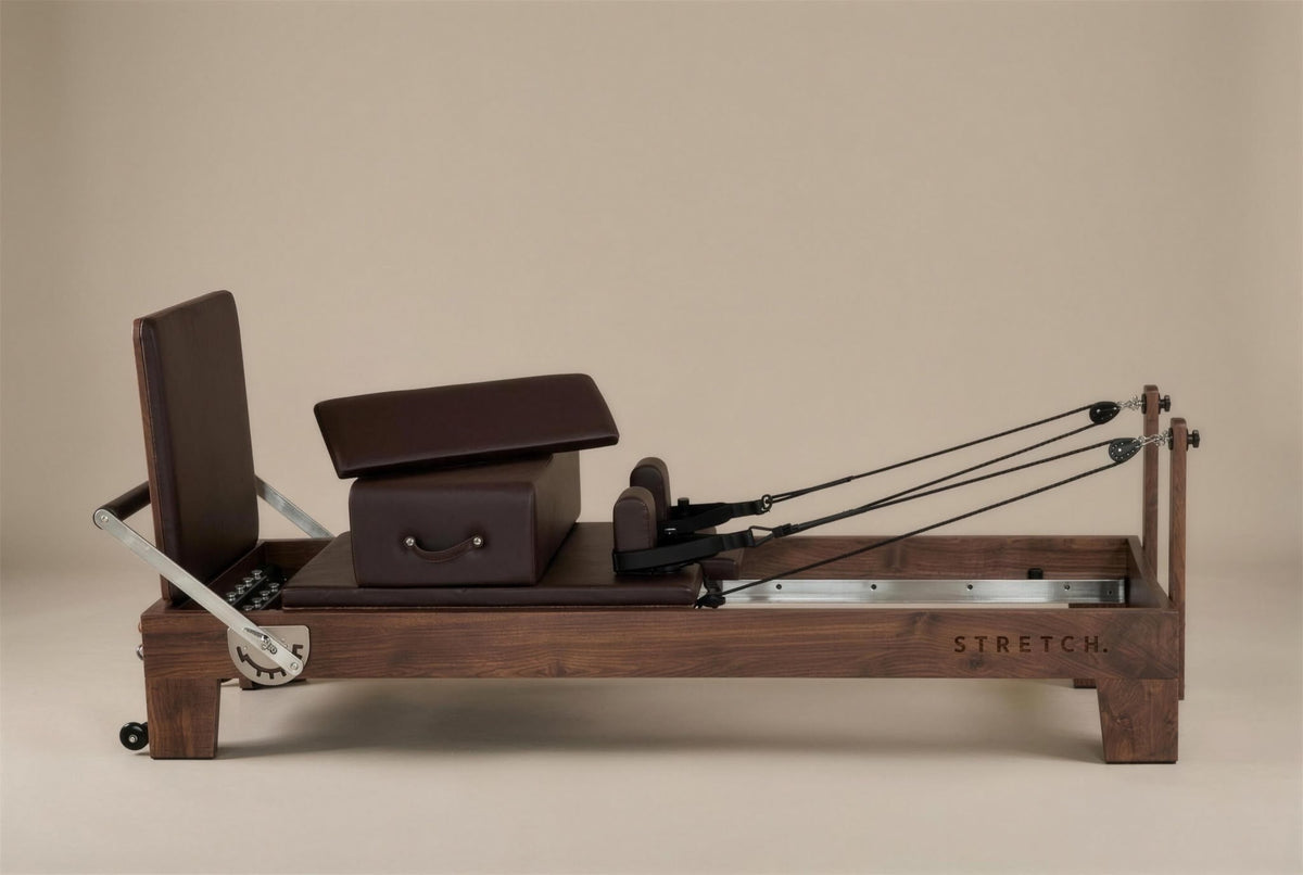 STRETCH walnut reformer, massief walnuthout frame met donkerbruine bekleding